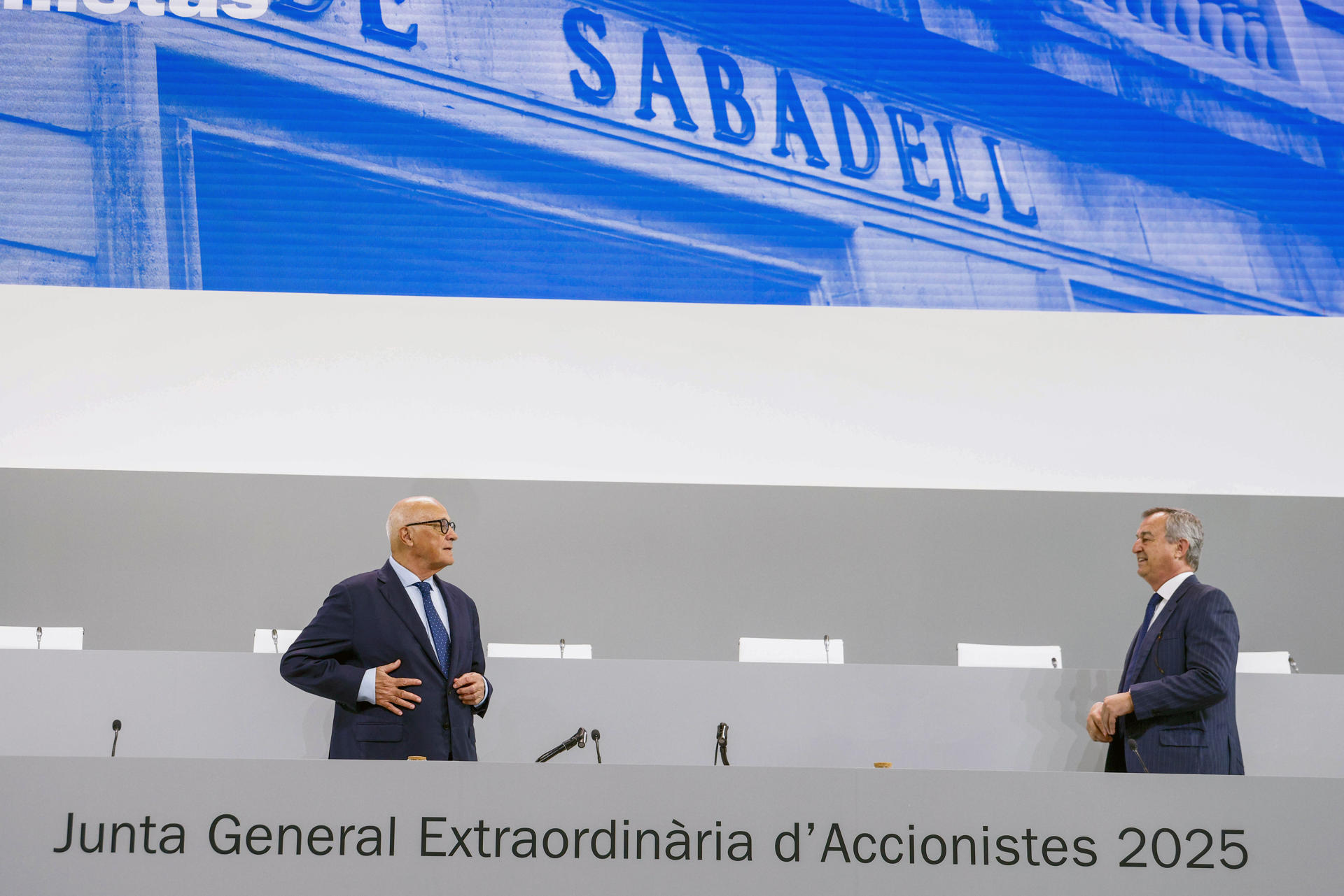 SABADELL (BARCELONA), 06/08/2025.- El presidente del Banco Sabadell, Josep Oliu (i) junto al consejero delegado, César González-Bueno (d), durante la Junta General Extraordinaria de Accionistas de la entidad,para decidir sobre la venta de la filial britanica TSB al Santander, este miércoles. EFE/ Quique García
