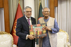 El ministro de Asuntos Exteriores de Pakistán, Ishaq Dar (i), se reunió este domingo con el jefe del Gobierno interino de Bangladés, Muhammad Yunus (d), en Daca con quien abordó la revitalización de los lazos entre sus dos países, que viven un acercamiento desde el estallido social bangladesí ocurrido hace un año. EFE/ Oficina De Prensa Del Jefe Del Gobierno Interino De Bangladés SÓLO USO EDITORIAL/SÓLO DISPONIBLE PARA ILUSTRAR LA NOTICIA QUE ACOMPAÑA (CRÉDITO OBLIGATORIO)