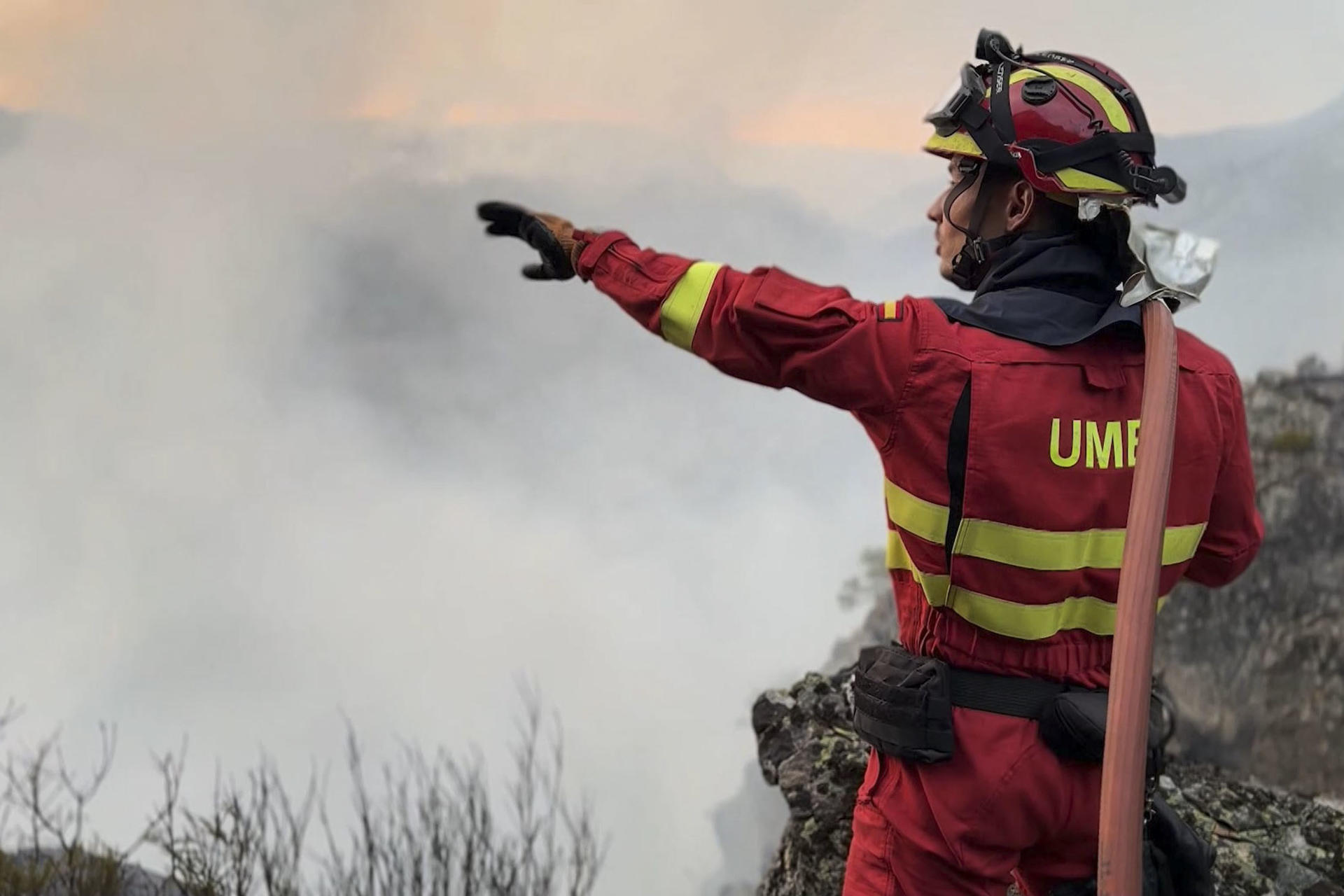 Efectivos de la UME realiza trabajos de liquidación de reproducción en la zona de Galende, en el incendio forestal de Porto (Zamora). EFE/Ministerio de Defensa SOLO USO EDITORIAL/SOLO DISPONIBLE PARA ILUSTRAR LA NOTICIA QUE ACOMPAÑA (CRÉDITO OBLIGATORIO)