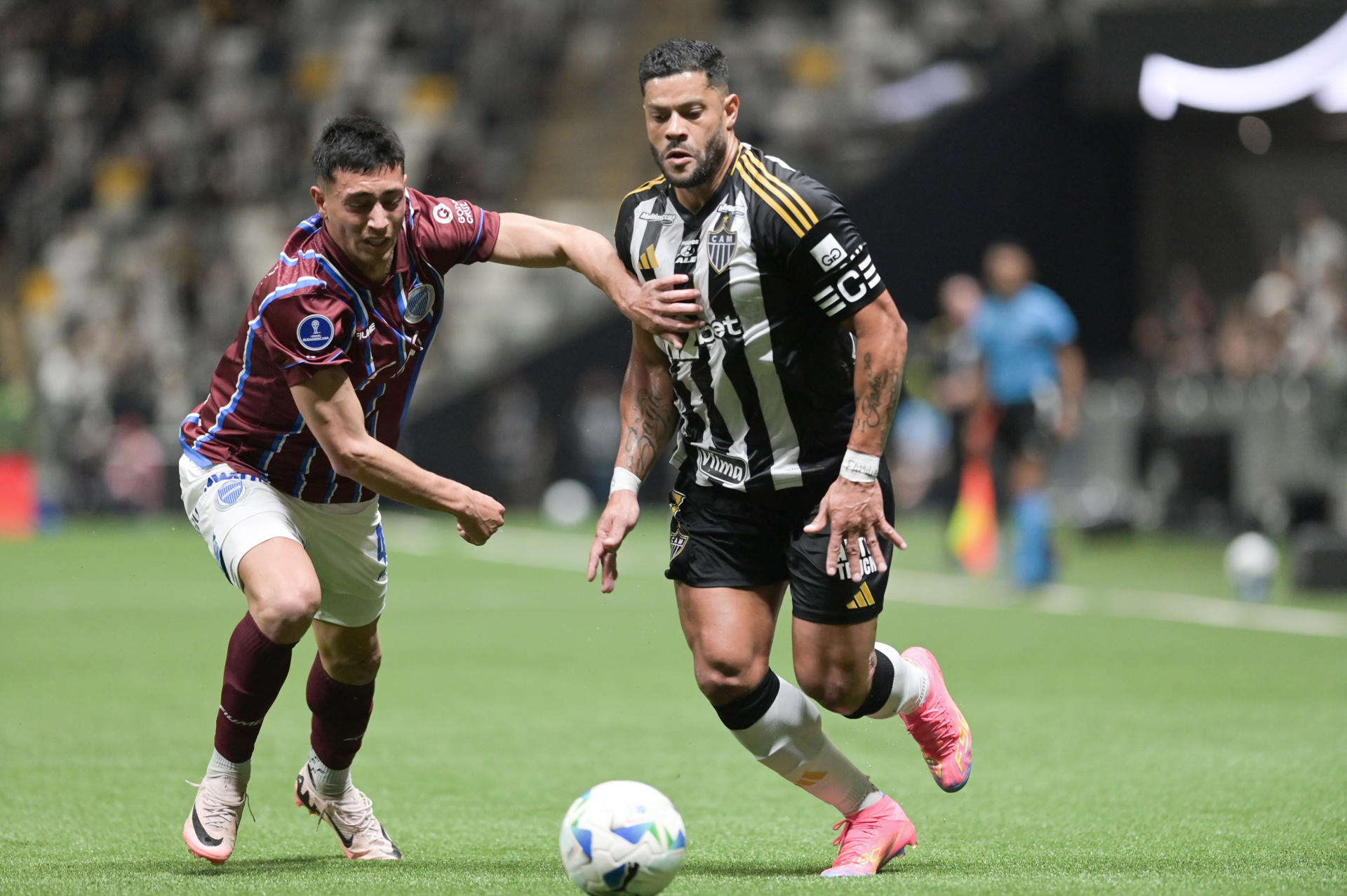 Hulk (d) de Atlético Mineiro disputa un balón con Facundo Altamira de Godoy Cruz durante un partido de octavos de final de la Sudamericana. EFE/ Joao Guilherme Arenazio
