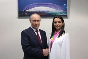 Imagen de archivo del presidente ruso, Vladímir Putin, y la líder de la región autónoma de Gagauzia, de Moldavia, Yevguenia Gutsul. EFE/EPA/MIKHAIL METZEL/SPUTNIK/KREMLIN POOL MANDATORY CREDIT