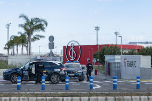 Fotografía de David Arjona, en la que puede verse en una imagen del 11 de mayo de 2025 a efectivos de la Policía Nacional a las puertas de la Ciudad Deportiva del Sevilla tras los altercados ocasionados por algunos aficionados la noche del 10 de mayo. EFE