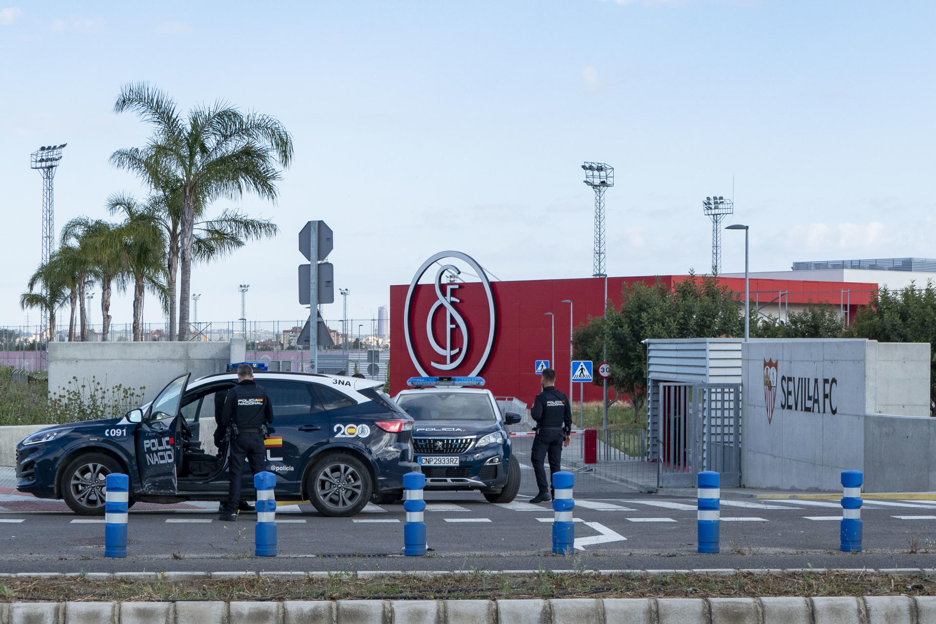 Fotografía de David Arjona, en la que puede verse en una imagen del 11 de mayo de 2025 a efectivos de la Policía Nacional a las puertas de la Ciudad Deportiva del Sevilla tras los altercados ocasionados por algunos aficionados la noche del 10 de mayo. EFE