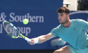 El español Carlos Alcaraz en acción ante Damir Dzumhur, de Bosnia-Herzegovina, en partido del Abierto de Cincinnati (EE.UU.). EFE/EPA/MARK LYONS