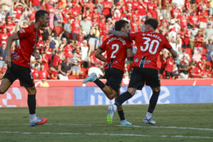El defensa del Mallorca Mateu Morey (c) celebra con Marc Domenech (d) tras marcar ante el Celta, durante el partido de la segunda jornada de LaLiga EA Sports que RCD Mallorca y Celta de Vigo disputaron en el estadio de Son Moix, en Palma de Mallorca. EFE/Cati Cladera