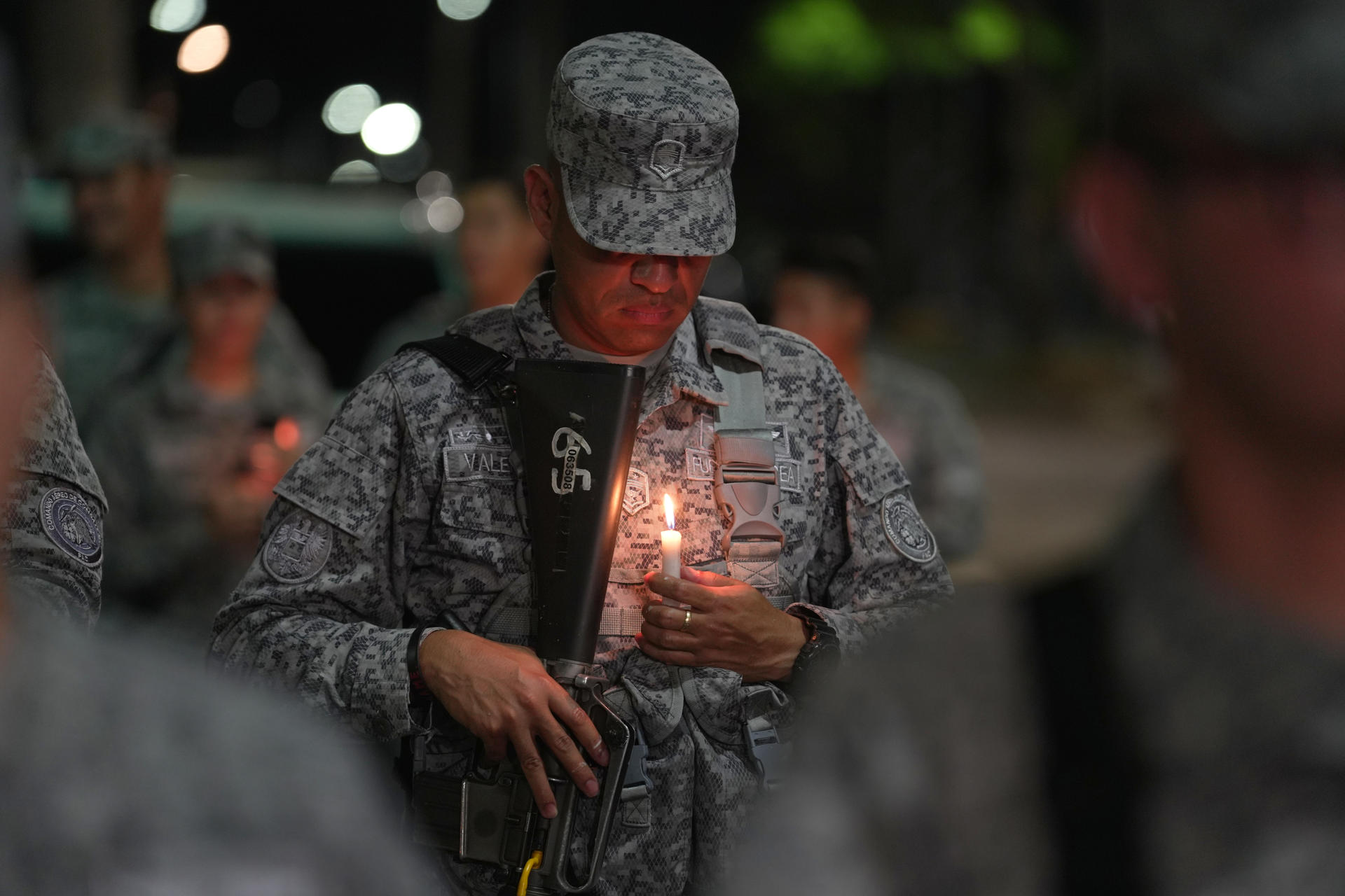 Un integrante de las Fuerzas Militares de Colombia fue captado este domingo, 24 de agosto, al sostener una vela encendida, durante una 'velatón' por la paz y la memoria, frente a la Base Aérea Marco Fidel Suárez, que fue atacada con un carro bomba el pasado día 21, en Cali (Colombia). EFE/Ernesto Guzmán
