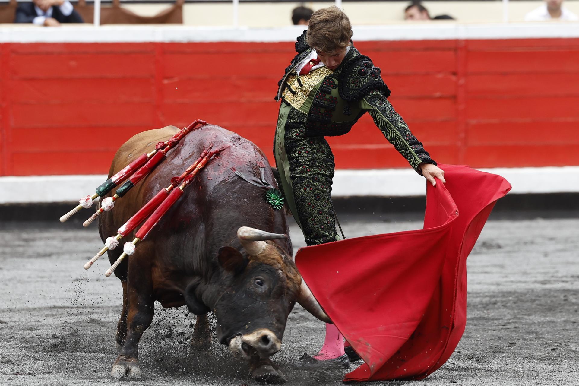 El diestro Javier Zulueta da un pase a su primer novillo, de la ganadería La Purísima, en la primera jornada de las corridas generales de la Aste Nagusia 2025 de Bilbao. EFE/ Miguel Toña