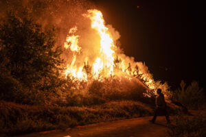 CARBALLEDA DE AVIA (OURENSE), Un vecino colabora en las labores de extinción del incendio forestal en Carballeda de Avia (Ourense) el sábado 16 de agosto de 2025. EFE/ Brais Lorenzo