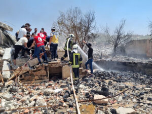 Miembros de la Defensa Civil Siria (Cascos Blancos) trabajan en las labores de rescate tras una explosión en la provincia de Idlib, en el noroeste de Siria, que deja por el momento al menos cuatro muertos y cinco heridos, mientras continúan las operaciones entre los escombros. EFE/ Defensa Civil Siria // SOLO USO EDITORIAL/SOLO DISPONIBLE PARA ILUSTRAR LA NOTICIA QUE ACOMPAÑA (CRÉDITO OBLIGATORIO)