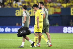 El delantero del Villarreal Gerard Moreno se retira lesionado durante el partido de la primera jornada de LaLiga ante el Real Oviedo. EFE/ Andreu Esteban