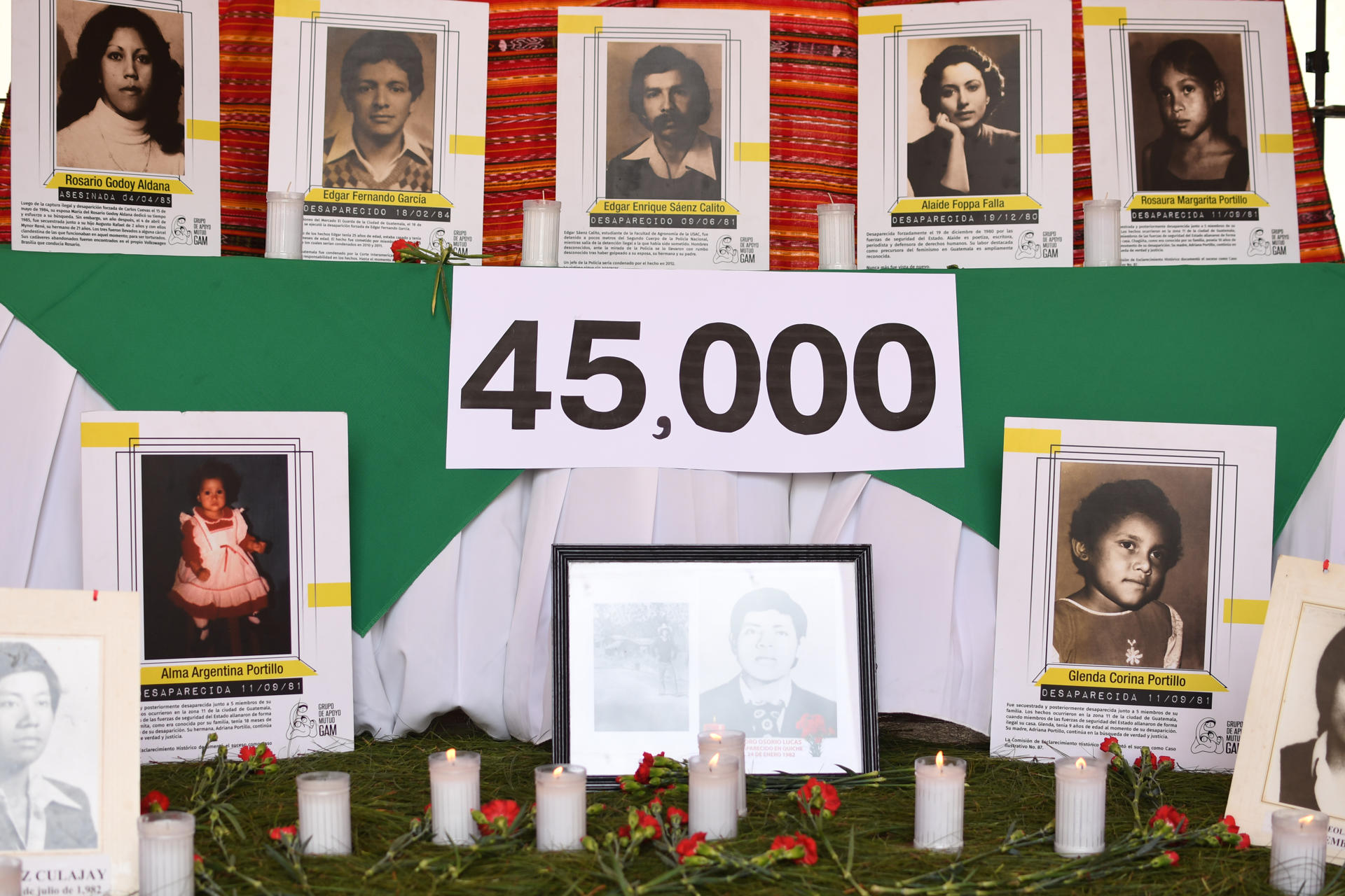 Detalle de un homenaje a las víctimas de desaparición forzada en Guatemala, durante un acto que honra su memoria, en Ciudad de Guatemala. EFE/Alex Cruz