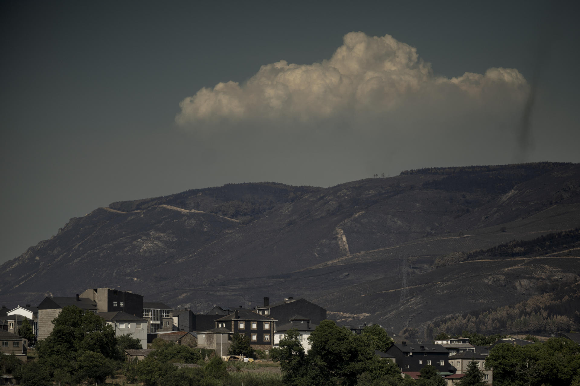 Vista este sábado de la superficie calcinada por los incendios de los últimos días en las inmediaciones de A Gudiña (Ourense) . EFE / Brais Lorenzo