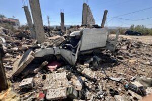Foto archivo. Daños tras un ataque aéreo israelí en la ciudad de Deir Seryan en el distrito de Marjayoun, sur del Líbano, 07 de agosto de 2025. Al menos dos personas murieron, según el Ministerio de Salud del Líbano. El ataque tuvo como objetivo un complejo de equipos pesados en Deir Siryan, ubicado al sur del río Litani, resultando en la destrucción de decenas de vehículos, un hangar y un taller de mantenimiento. (Líbano) EFE/EPA/STRINGER