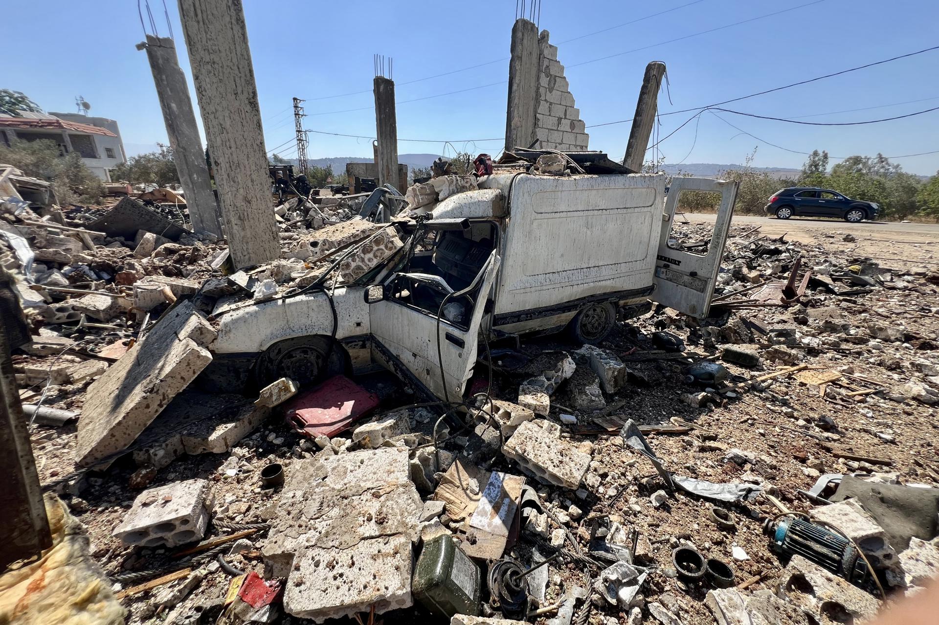 Foto archivo. Daños tras un ataque aéreo israelí en la ciudad de Deir Seryan en el distrito de Marjayoun, sur del Líbano, 07 de agosto de 2025. Al menos dos personas murieron, según el Ministerio de Salud del Líbano. El ataque tuvo como objetivo un complejo de equipos pesados en Deir Siryan, ubicado al sur del río Litani, resultando en la destrucción de decenas de vehículos, un hangar y un taller de mantenimiento. (Líbano) EFE/EPA/STRINGER