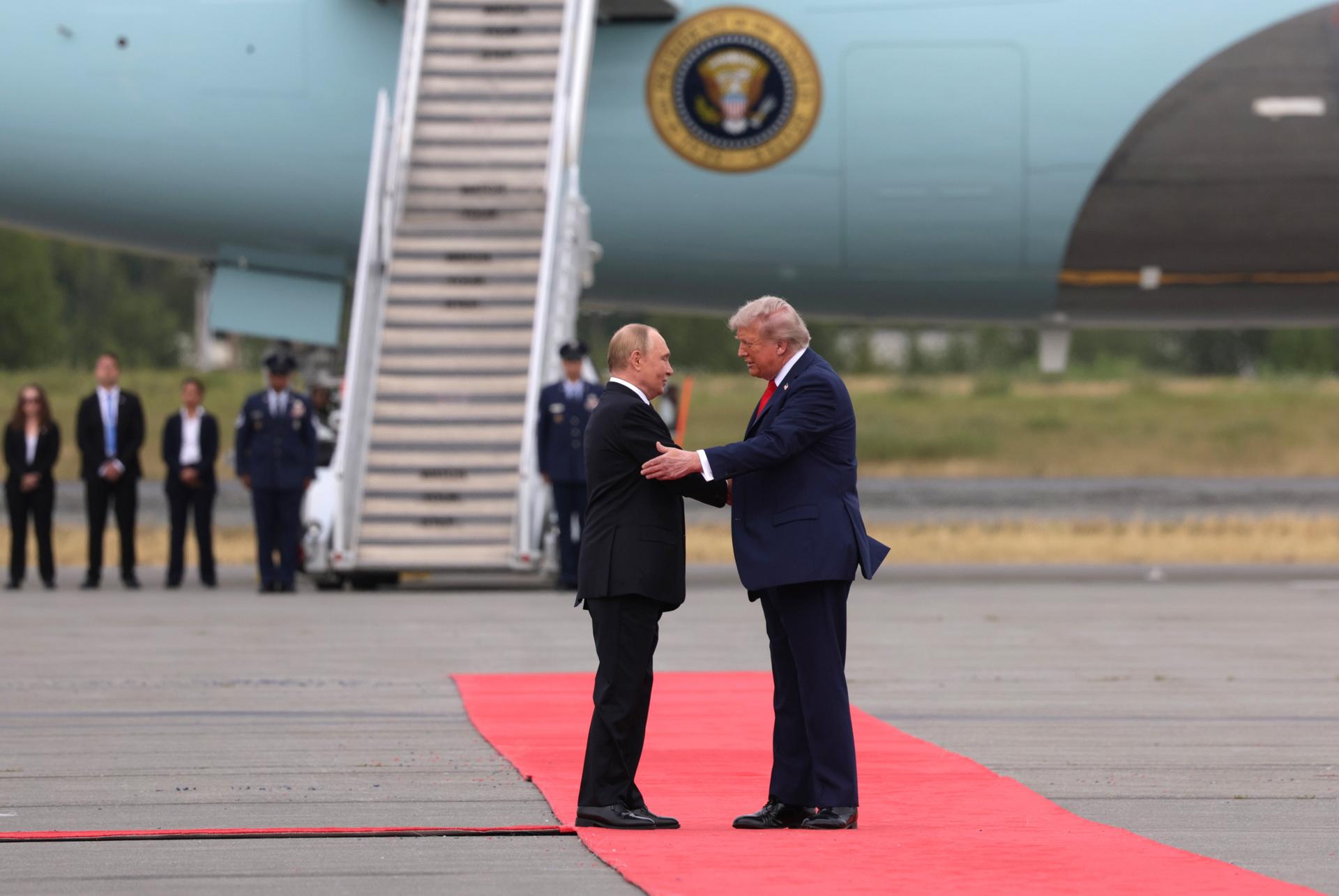 El presidente de Estados Unidos, Donald Trump, recibe a su homólogo de Rusia, Vladimir Putin, en Anchorage (Alaska). EFE/Gavril Grigorov /Sputnik/Kremlin