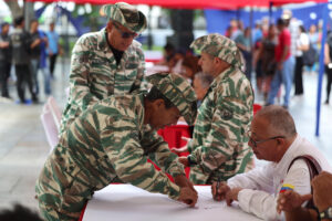 Personas se registran durante una jornada de alistamiento este viernes, en Caracas (Venezuela). EFE/ Miguel Gutiérrez