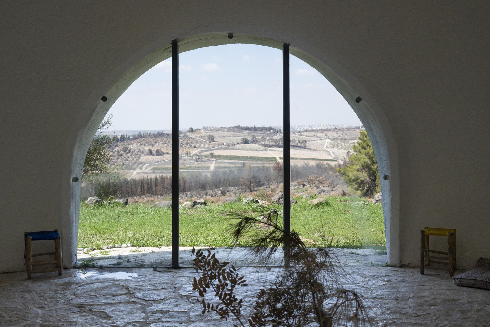 En la imagen, Lugar de rezo y vistas de la comunidad de Neve Shalom/Wahat Al-Salam. A medio camino entre Jerusalén y Tel Aviv, sobre una colina rodeada de cerros, jardines floridos y murales coloridos, el silencio del verano solo se rompe con los gritos de niños que corren por la calle, hablando en hebreo y árabe junto a sus maestras. 
EFE/ Magda Gibelli
