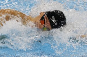 El español Sergio de Celis, durante su participación con el relevo mixto 4x100 libre que se ha clasificado a la final de los Mundiales de Singapur. EFE/EPA/RUNGROJ YONGRIT