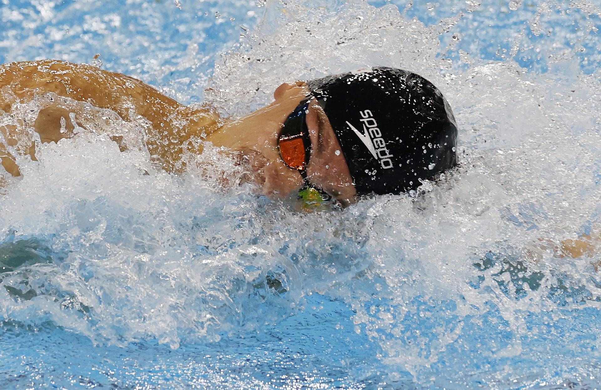 El español Sergio de Celis, durante su participación con el relevo mixto 4x100 libre que se ha clasificado a la final de los Mundiales de Singapur. EFE/EPA/RUNGROJ YONGRIT