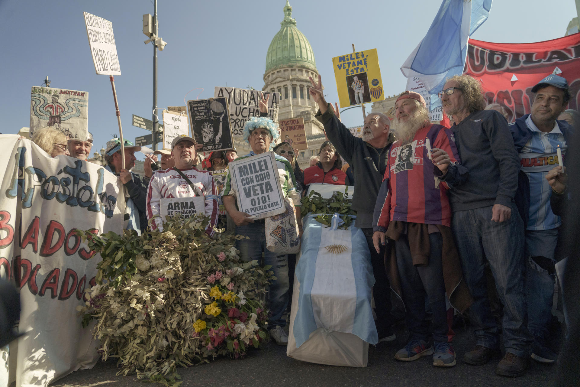 Jubilados sostienen un ataúd cubierto con la bandera argentina durante una manifestación este 27 de agosto de 2025 en Plaza Congreso, en Buenos Aires (Argentina). EFE/ Pablo Barrera