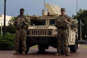 Fotografía de miembros de la Guardia Nacional en Washington (EE.UU.). EFE/EPA/ANNA ROSE LAYDEN