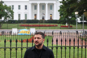 El presidente de Ucrania, Volodímir Zelenski, da declaraciones este lunes, luego de su reunión con su homólogo de Estados Unidos, Donald Trump, en Washington (EE.UU). EFE/ Octavio Guzmán