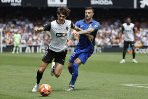 Fotografía de Ana Escobar, en la que puede verse en una imagen de archivo del 10 de mayo de 2025 al futbolista del Valencia Javi Guerra (i) durante un partido. EFE