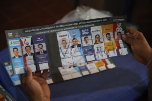 Un jurado muestra un voto marcado como nulo este domingo, durante el conteo al cierre de la jornada de elecciones generales este domingo, en el municipio de Villa Tunari (Bolivia). EFE/Rodrigo Sura
