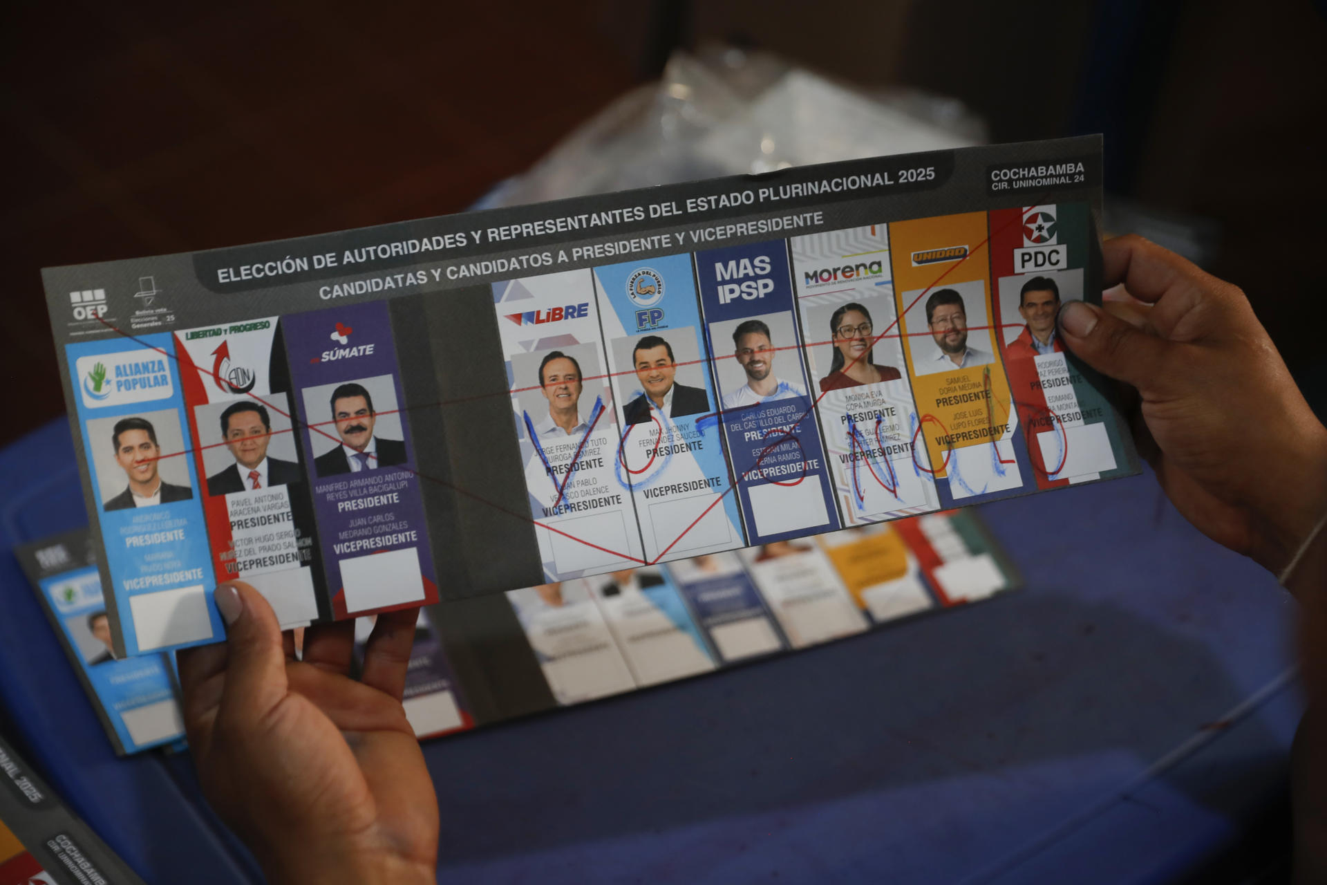 Un jurado muestra un voto marcado como nulo este domingo, durante el conteo al cierre de la jornada de elecciones generales este domingo, en el municipio de Villa Tunari (Bolivia). EFE/Rodrigo Sura