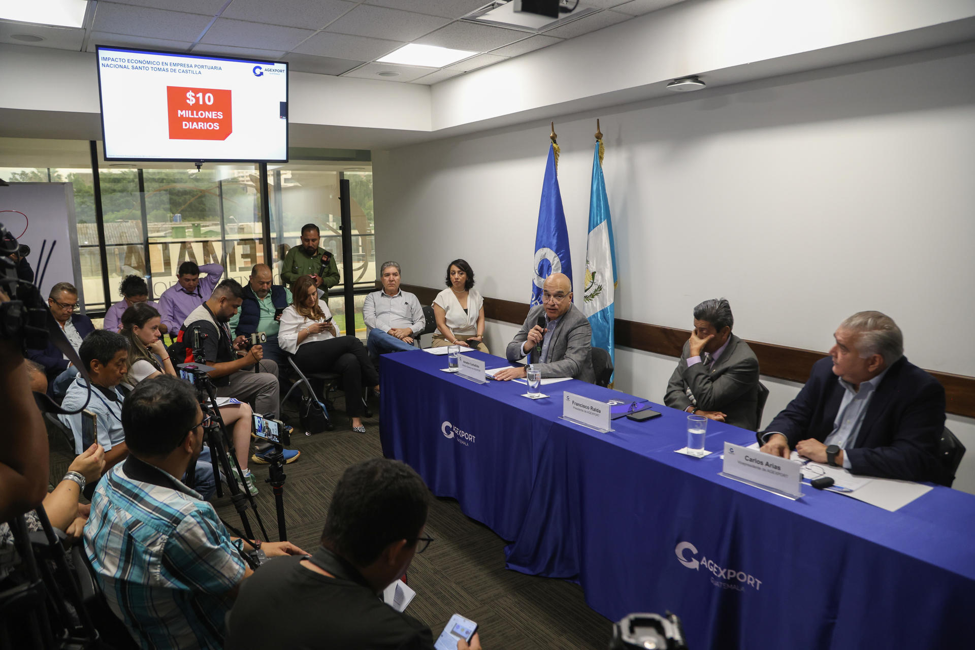 El vicepresidente de la Asociación de Exportadores de Guatemala (Agexport), Carlos Arias (d), habla durante una rueda de prensa este 20 de agosto de 2025, en Ciudad de Guatemala (Guatemala). EFE/ Mariano Macz