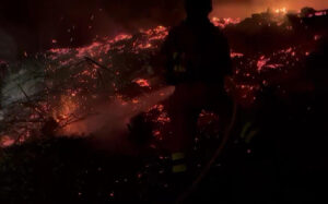 Captura de video facilitado por la UME esta semana que muestra las llamas en el incendio declarado en Yeres. EFE/ Ume SOLO USO EDITORIAL/SOLO DISPONIBLE PARA ILUSTRAR LA NOTICIA QUE ACOMPAÑA (CRÉDITO OBLIGATORIO)