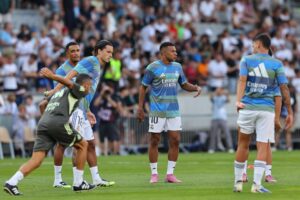 Los jugadores del Real Madrid Álvaro Carreras, Alexander-Trent Arnold y Kylian Mbappe en un calentamiento en Austria. EFE/EPA/ANNA SZILAGYI