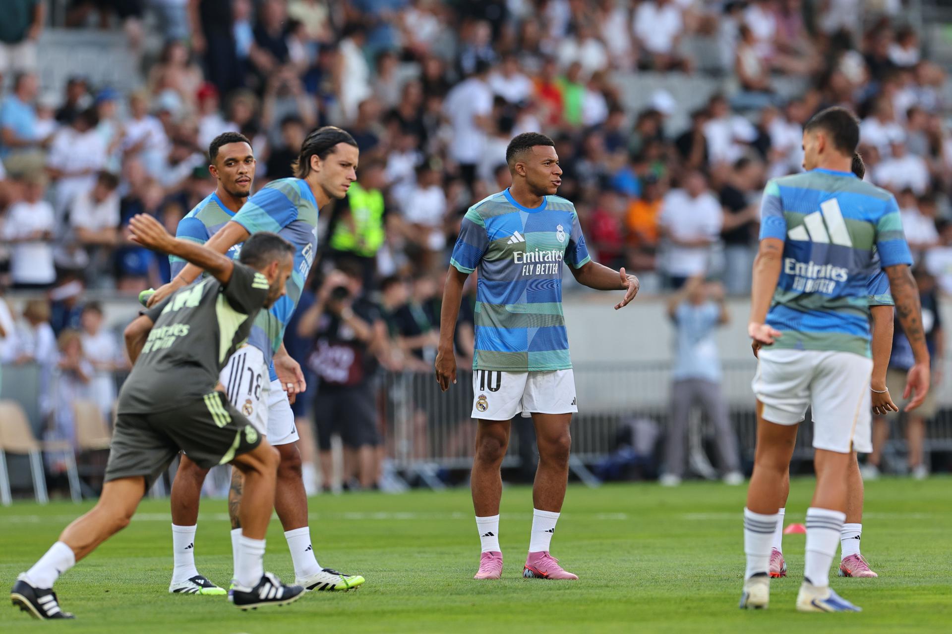 Los jugadores del Real Madrid Álvaro Carreras, Alexander-Trent Arnold y Kylian Mbappe en un calentamiento en Austria. EFE/EPA/ANNA SZILAGYI