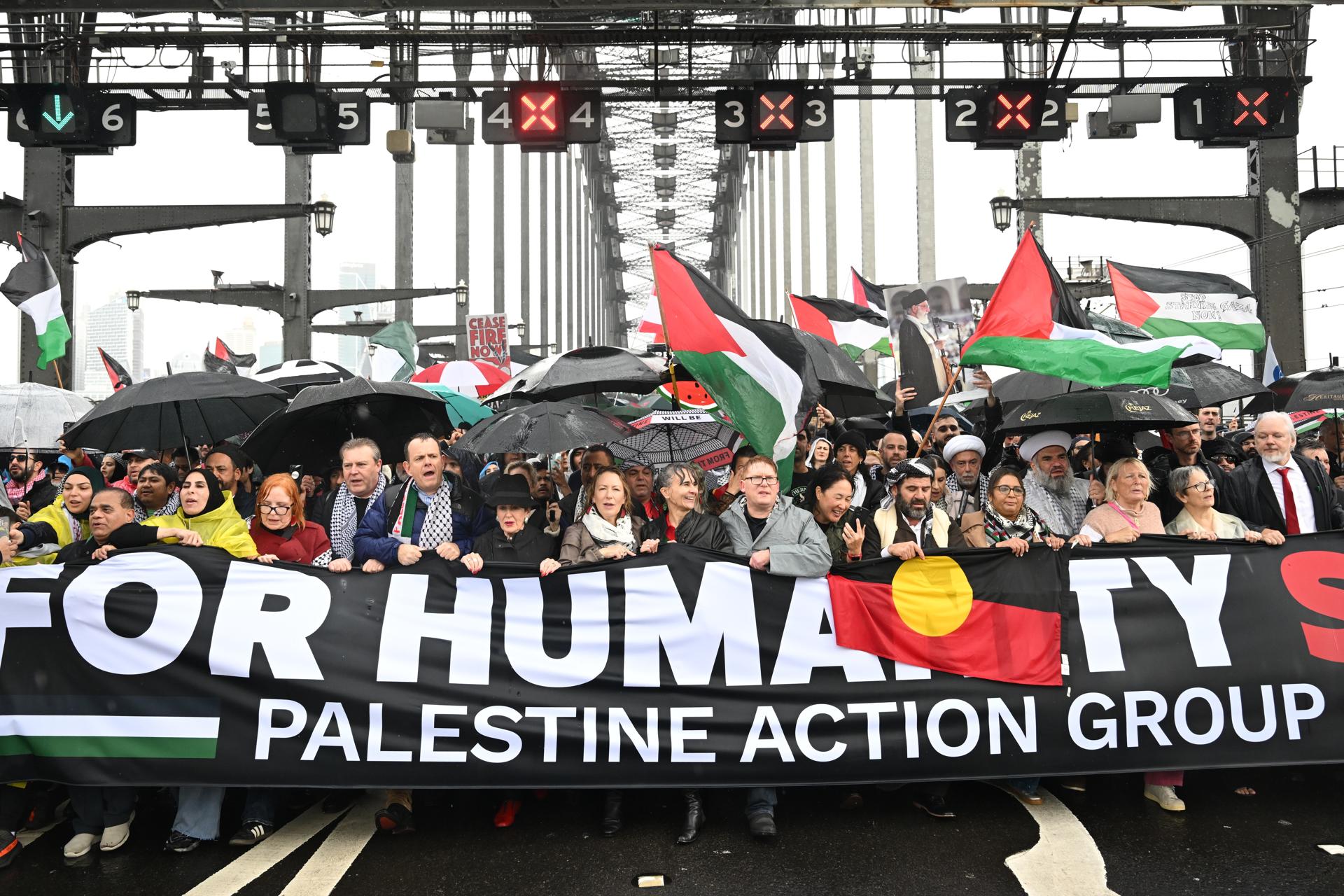 SYDNEY (Australia), 03/08/2025.- Thousands of protesters walk across the Sydney Harbour Bridge during the Palestine Action Group's March for Humanity in Sydney, Australia, 03 August 2025. (Protestas) EFE/EPA/DEAN LEWINS AUSTRALIA AND NEW ZEALAND OUT