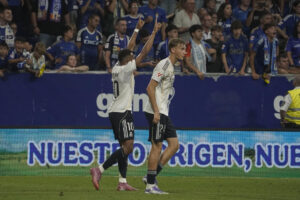El delantero francés del Real Madrid Kylian Mbappé (i) celebra tras marcar ante el Oviedo, durante el partido de LaLiga de fútbol que Real Oviedo y Real Madrid disputaron en el estadio Carlos Tartiere. EFE/Paco Paredes