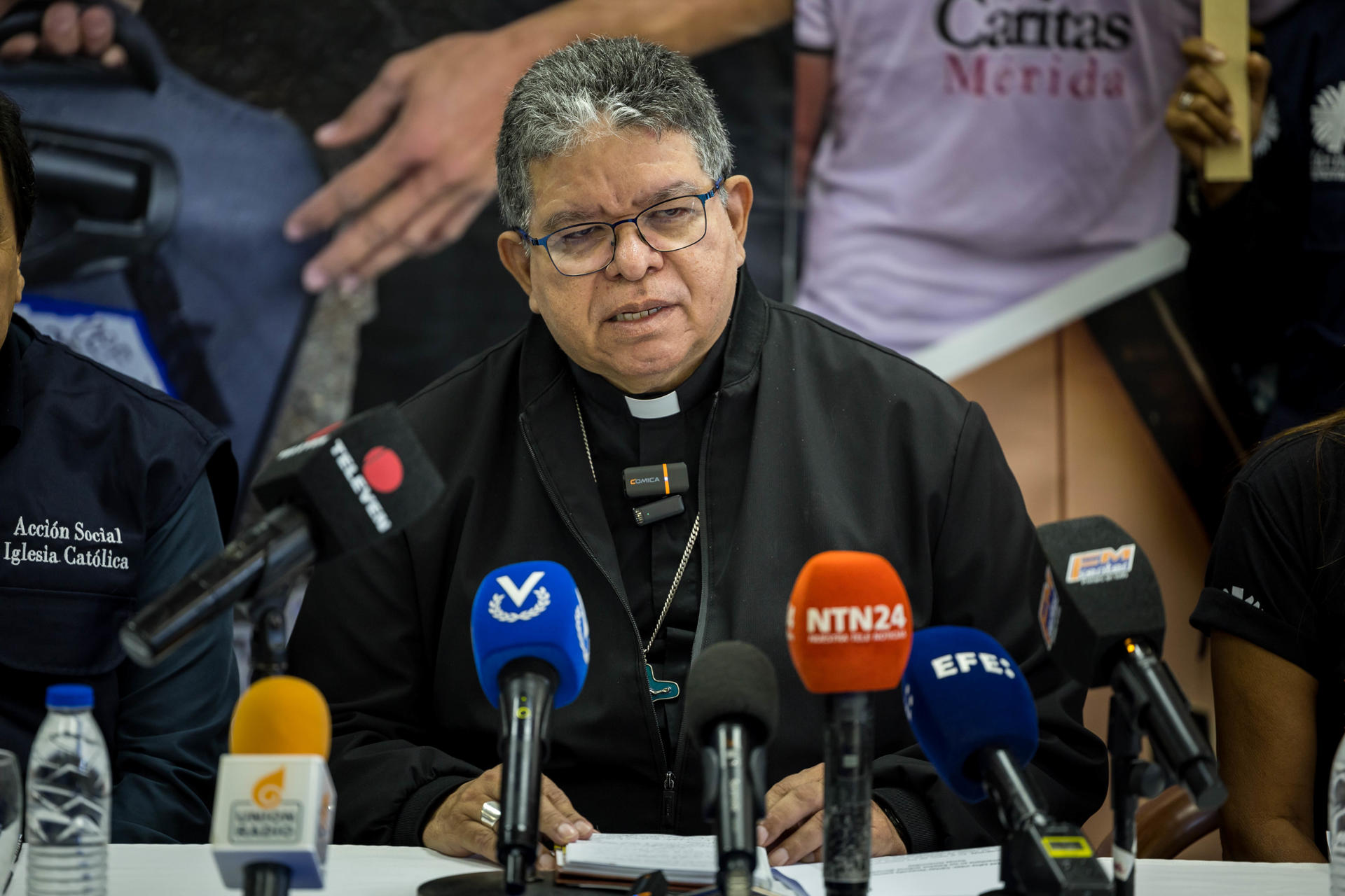 El arzobispo de Maracaibo y presidente de la organización católica Cáritas de Venezuela, Jose Luis Azuaje, habla durante una rueda de prensa este miércoles, en Caracas (Venezuela). EFE/ Miguel Gutiérrez
