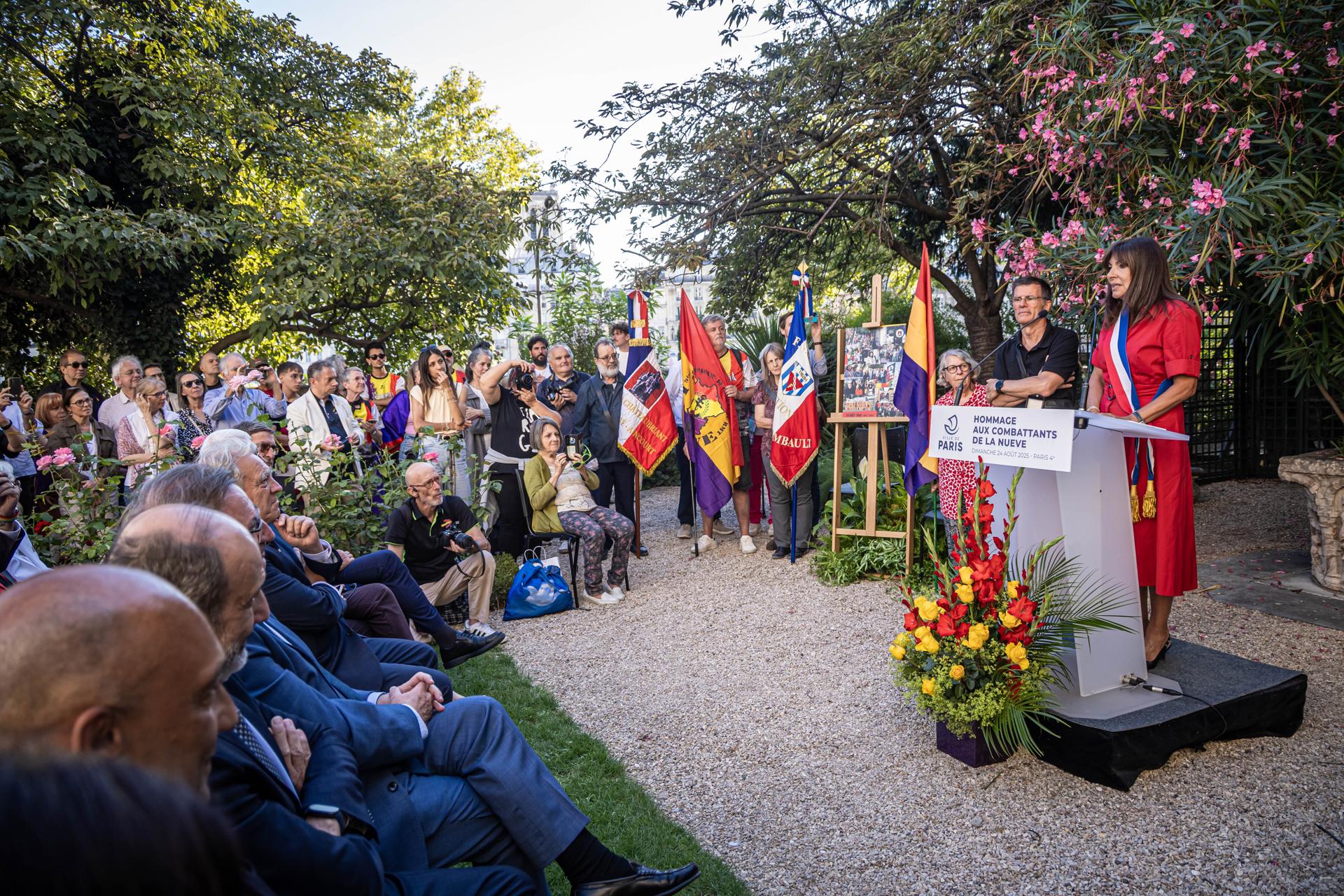 París, 24/08/2025.- La alcaldesa de París, Anne Hidalgo (izd), participa en una ceremonia en la que se acredita el Jardín de los Combatientes de La Nueve, que homenajea a los soldados españoles del Ejército francés que liberaron París de los nazis en 1944, como Lugar de Memoria español. EFE/EPA/Christophe Petit Tesson
