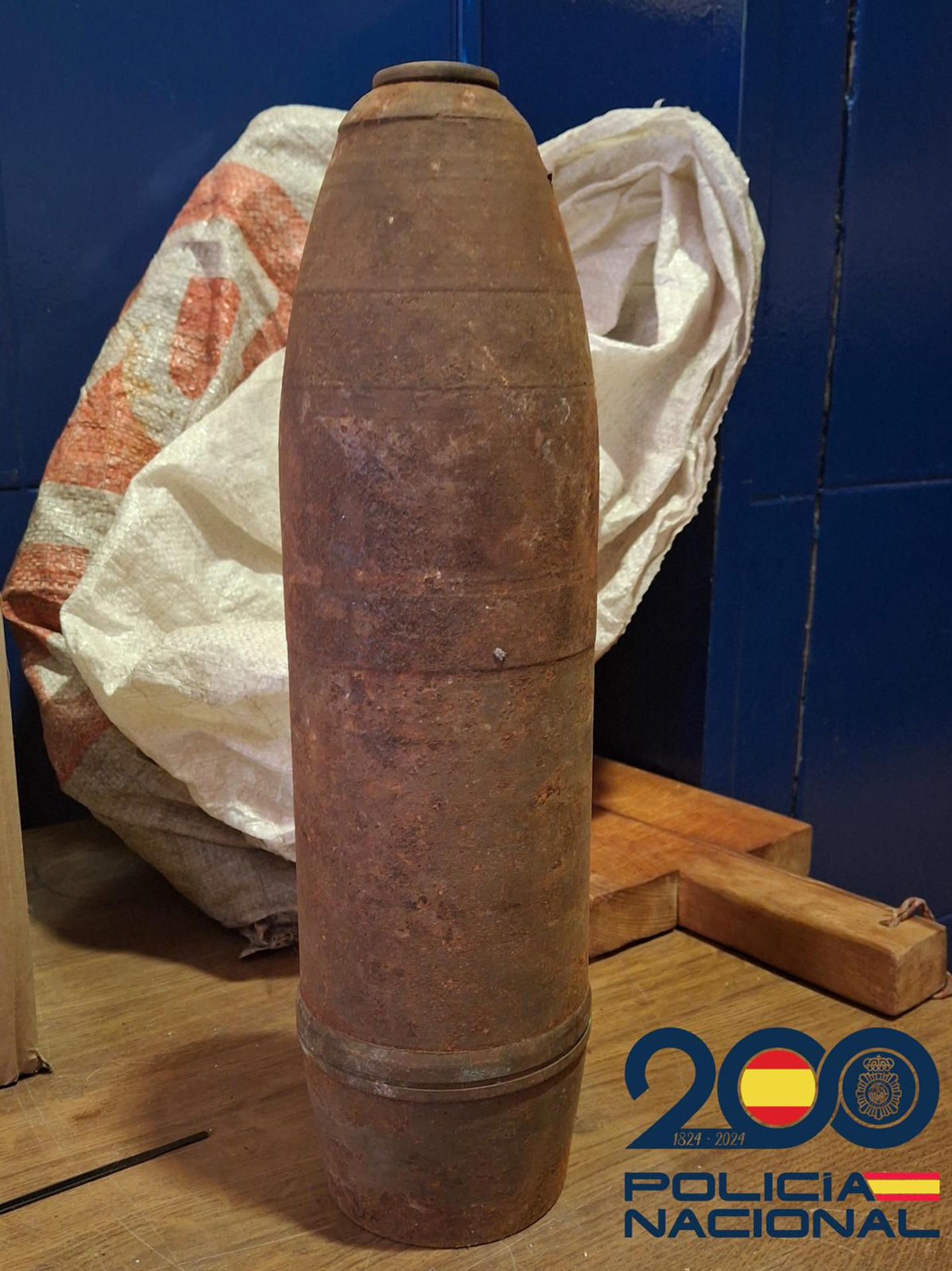 Una granada de mano 'Otto' -común en la Guerra Civil y II Guerra Mundial- y un proyectil de artillería han sido retirados el mismo día en Valladolid por los técnicos de desactivación de explosivos de la Policía Nacional, los Tedax. EFE/ Policía Nacional SOLO USO EDITORIAL/SOLO DISPONIBLE PARA ILUSTRAR LA NOTICIA QUE ACOMPAÑA (CRÉDITO OBLIGATORIO)