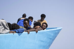 El velero 'Astral' de la ONG española Open Arms socorrió este martes a 130 migrantes que viajaban a bordo de una embarcación de madera averiada en el Mediterráneo central, entre ellos seis menores, incluidos dos bebés y dos niños de un año. EFE/ Open Arms /Joan Gálvez SOLO USO EDITORIAL/SOLO DISPONIBLE PARA ILUSTRAR LA NOTICIA QUE ACOMPAÑA (CRÉDITO OBLIGATORIO)