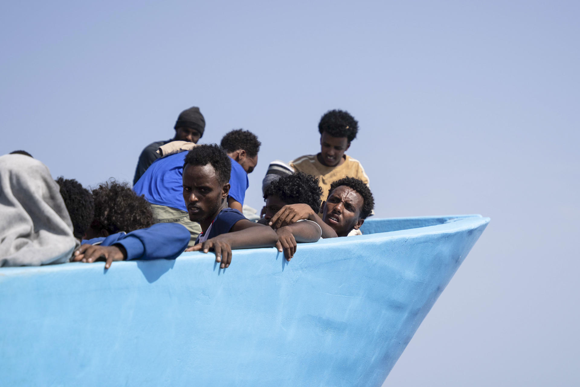 El velero 'Astral' de la ONG española Open Arms socorrió este martes a 130 migrantes que viajaban a bordo de una embarcación de madera averiada en el Mediterráneo central, entre ellos seis menores, incluidos dos bebés y dos niños de un año. EFE/ Open Arms /Joan Gálvez SOLO USO EDITORIAL/SOLO DISPONIBLE PARA ILUSTRAR LA NOTICIA QUE ACOMPAÑA (CRÉDITO OBLIGATORIO)