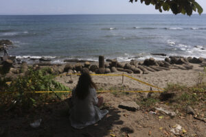 FOTODELDIA SENGGIGI (INDONESIA), 31/08/2025.- Familiares de la española María Matilda Muñoz inspeccionan la playa de Alberto, donde fue encontrado el cuerpo de la española María Matilda Muñoz en la aldea de Senggigi, Batu Layar, Lombok Occidental, Provincia de Nusa Tenggara Occidental, Indonesia. La española Matilde Muñoz fue asesinada premeditadamente, según la Policía de Indonesia, en la paradisíaca isla de Lombok, donde según sus familiares "se sentía en casa", un enclave en alza por su tranquilidad frente a la masificación turística de la vecina Bali. EFE/Iwan Suryadi
