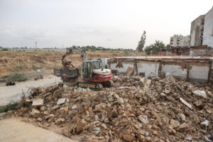 GRAFCVA8965. TORRENT (VALENCIA), 20/08/2025.- El Ayuntamiento valenciano de Torrent, uno de los más afectados por la dana, prosigue este miércoles con el derribo urgente de 45 inmuebles gravemente afectados por la riada del 29 de octubre, en un operativo especial en edificios ubicados en las proximidades de los barrancos que presentan riesgo de ruina inminente o han quedado parcialmente destruidos por las inundaciones. EFE/Manuel Bruque