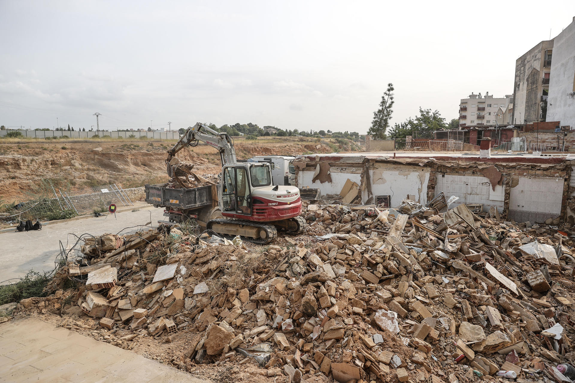 GRAFCVA8965. TORRENT (VALENCIA), 20/08/2025.- El Ayuntamiento valenciano de Torrent, uno de los más afectados por la dana, prosigue este miércoles con el derribo urgente de 45 inmuebles gravemente afectados por la riada del 29 de octubre, en un operativo especial en edificios ubicados en las proximidades de los barrancos que presentan riesgo de ruina inminente o han quedado parcialmente destruidos por las inundaciones. EFE/Manuel Bruque