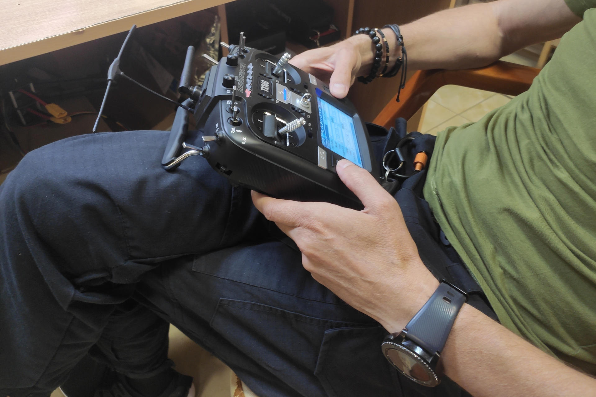 Mientras se intensifica la carrera tecnológica entre Ucrania y Rusia, unos ingenieros en Járkov trabajan a contrarreloj para refinar el diseño y acelerar la producción de drones kamikaze de fibra óptica, un tipo relativamente nuevo de vehículos aéreos no tripulados que recientemente ha favorecido a Rusia en el campo de batalla. EFE/ Rostyslav Averchuk