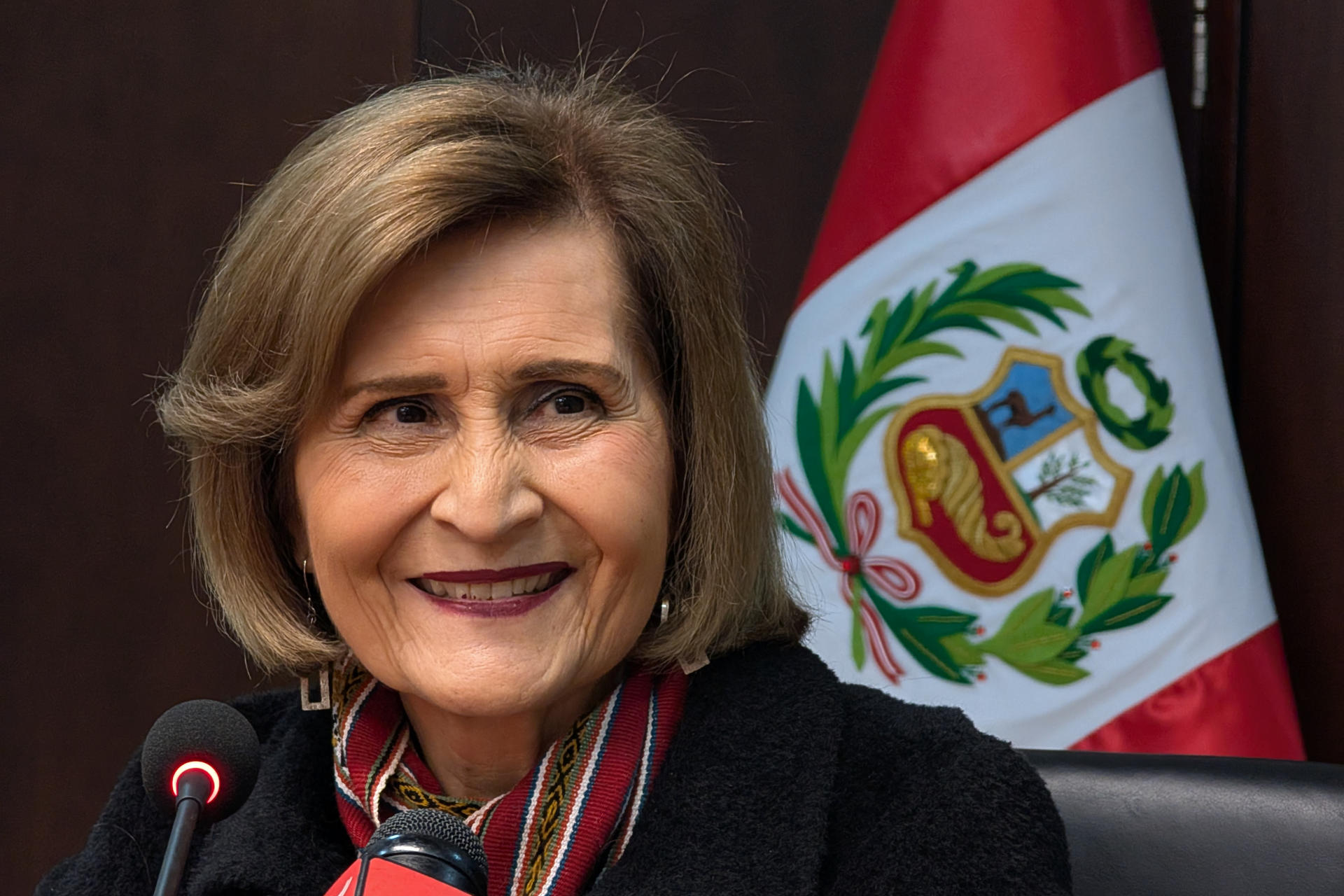 La presidenta del Tribunal Constitucional (TC) de Perú, Luz Pacheco, habla durante una reunión con la Asociación de Prensa Extranjera en el Perú (APEP) este martes, en Lima (Perú). EFE/ Fernando Gimeno