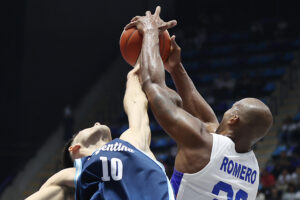 Ismael Romero (d) de Puerto Rico pugna por el rebote con Gonzalo Corbalán, de Argentina, durante el partido de los cuartos de final de la FIBA AmeriCup 2025 que disputaron ambas selecciones en Managua (Nicaragua). EFE/ STR
