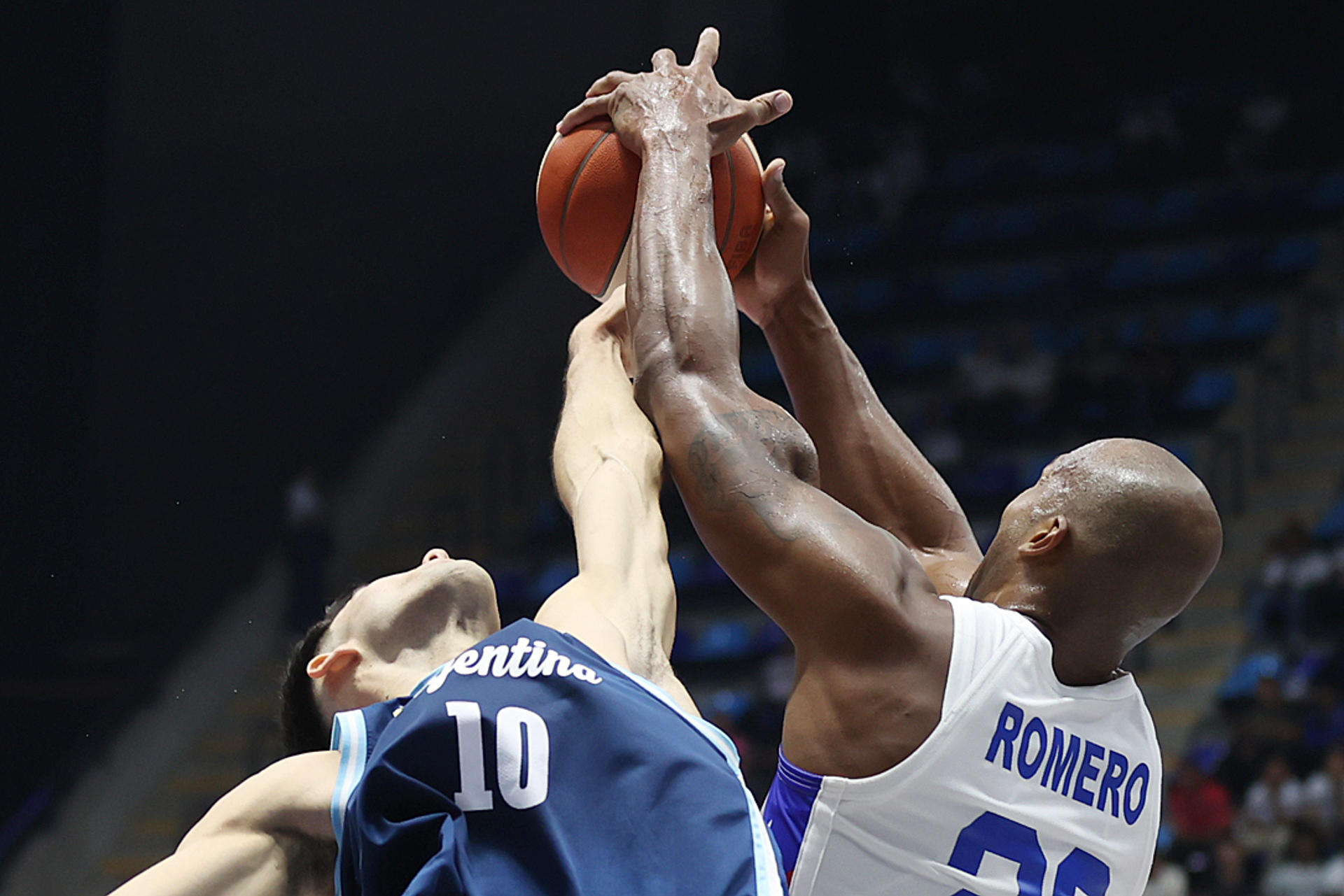 Ismael Romero (d) de Puerto Rico pugna por el rebote con Gonzalo Corbalán, de Argentina, durante el partido de los cuartos de final de la FIBA AmeriCup 2025 que disputaron ambas selecciones en Managua (Nicaragua). EFE/ STR