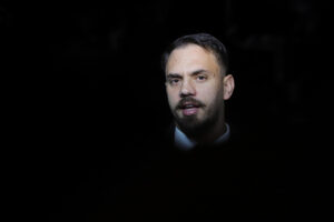 El candidato a la Presidencia de Bolivia del oficialista Movimiento al Socialismo (MAS), Eduardo del Castillo, llega para participar en el último debate este martes, en el marco de las elecciones generales, en El Alto (Bolivia). EFE/ Gabriel Márquez