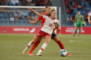 La danesa Sara Holmgaard, reciente fichaj del Real Madrid, disputa un balón con Jenni Hermoso, en un partido de la fase de clasificación de la pasada Eurocopa. EFE/Ramón de la Rocha