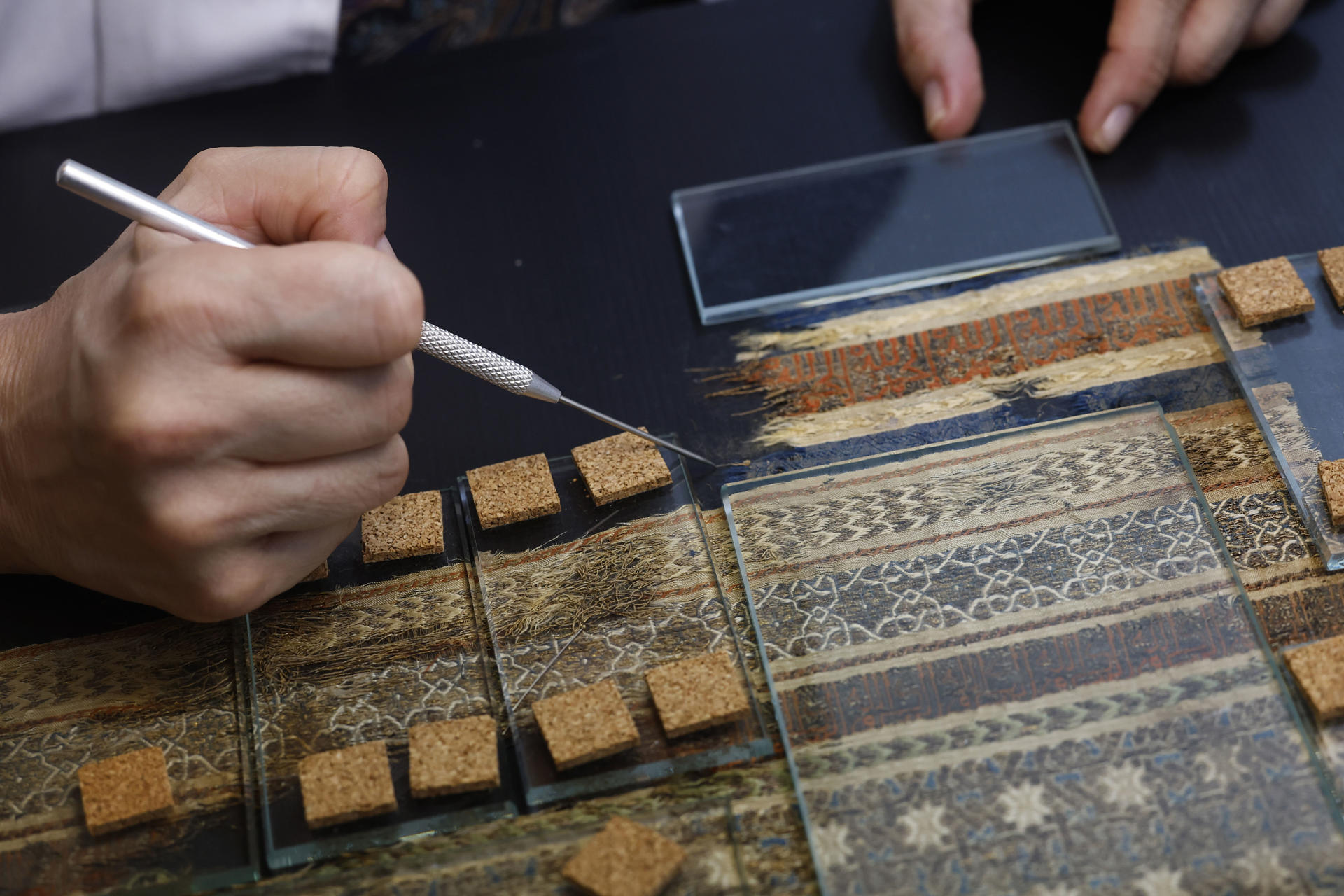 Restauración de tejidos medievales de cara a una exposición en otoño. Mercedes Amézaga, restauradora textil.FE/Chema Moya